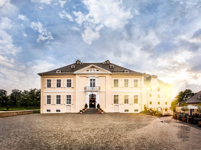 Schloss Miel frontal