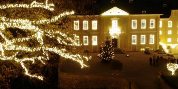 schlossweihnacht-kln-bonn-weihnachtsmarkt-schloss-miel-1-nzvyyw5ct5laprib8w7mtw6pjw0zhgx7wp9s1lolzc