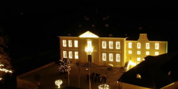 schlossweihnacht-kln-bonn-weihnachtsmarkt-schloss-miel-3-nzvyz2q84zuaz18r6h20tcixpl4jzcnc9lu6ejeurs